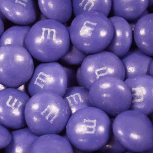 Vista 2 de 1.5 libras de caramelo de chocolate con leche M&Ms morado y amarillo