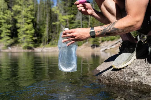 Vista 4 de Platypus SoftBottle - Botella de agua plegable para mochileros con tapa de cierre