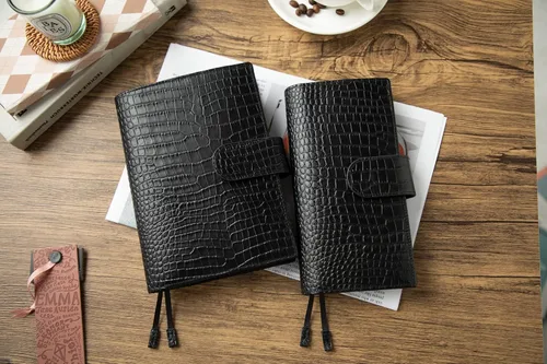 Vista 7 de Cubierta del planificador B6 con cremallera y bolsillo trasero grande, cuero con estampado de cocodrilo (negro)