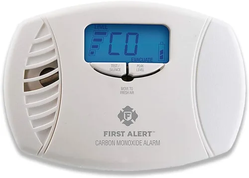 First Alert Detector de monóxido de carbono enchufable de doble potencia CO615 con respaldo de batería y pantalla digital, color blanco
