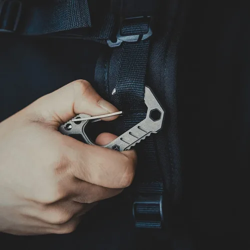 Vista 8 de KeyUnity KU01 Llavero de titanio con mosquetón multiherramienta, soporte para llaves de mosquetón, llaves de tornillo, soporte para brocas