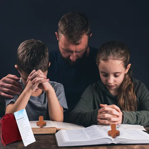 Vista 4 de Queekay Juego de 12 pequeñas cruces de madera a granel a granel de bolsillo de oración de mano cómodas cruces con bolsa de terciopelo y tarjetas