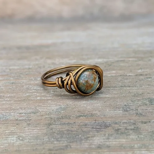 Vista 3 de Earthy Jewelry - Anillo de jade de sangre de dragones en latón antiguo, estilo bohemio hippie