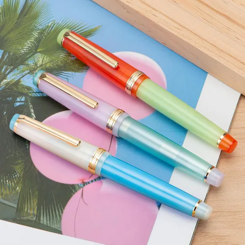 Vista 3 de Jinhao 82 Pluma estilográfica acrílica, plumín medio de iridio con convertidor de tinta, diseño clásico de contraste de color azul macarón y acabado