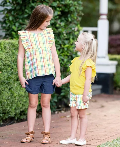 Vista 3 de RuffleButts Pantalones cortos tejidos para bebéniñas pequeñas con dobladillo con volantes