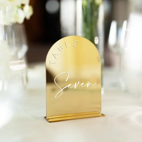 Vista 5 de Números de Mesa de Boda Arqueados con Espejo Dorado 1-15 con Soportes, Letrero de Arco Acrílico de 5x7 Pulgadas con Soporte, Números de Mesa