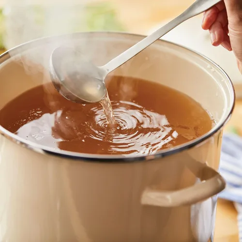 Vista 3 de Rachael Ray Olla esmaltada en acero con tapa, apta para inducción, 12 cuartos de galón, crema de almendras