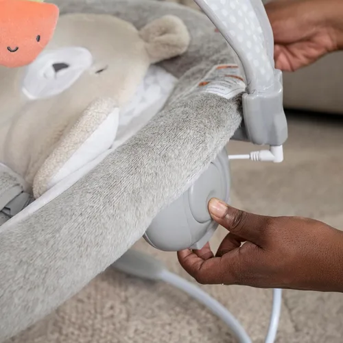 Vista 6 de Ingenuity InLighten - Asiento de columpio para bebé con barra de juguete iluminada y almohada de tiempo de barriga de oso - Nate, desde recién