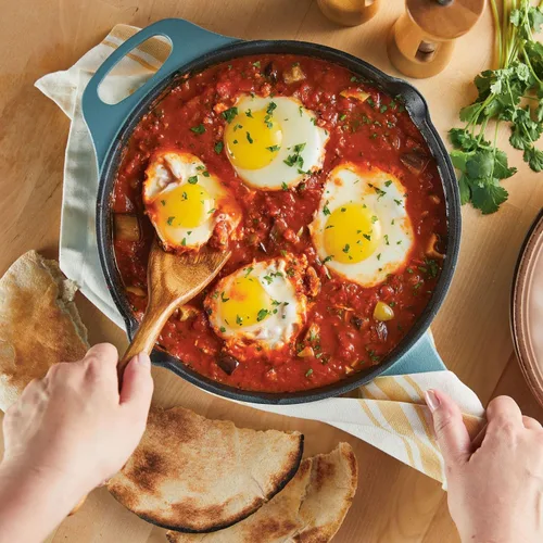 Vista 5 de Rachael Ray NITRO - Sartén de hierro fundido con mango auxiliar y boquillas de vertido, 12 pulgadas, color rojo