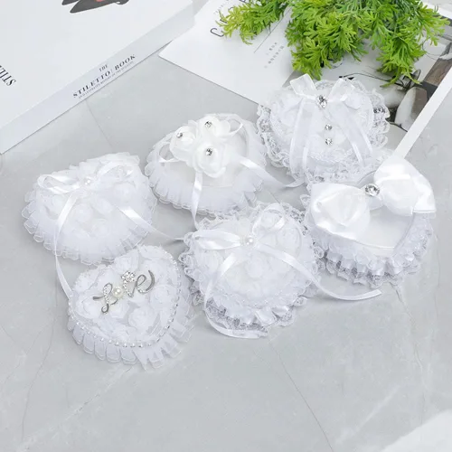 Vista 3 de Caja de soporte para anillo de boda en forma de corazón, almohada romántica para portador de anillo de encaje blanco, cojín romántico de rosa