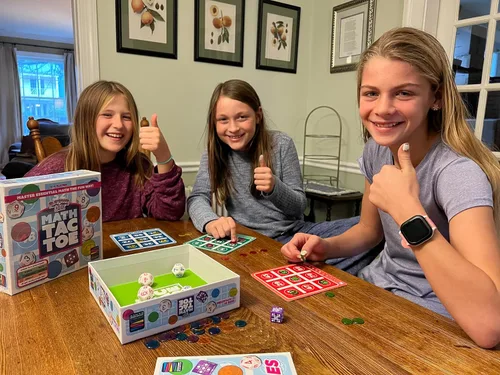 Vista 4 de Semper Smart Games Juego de Matemáticas PlaySmart Dice Math-Tac-Toe: ¡Agudiza las Matemáticas Mentales con un Nuevo Giro Divertido en un Clásico