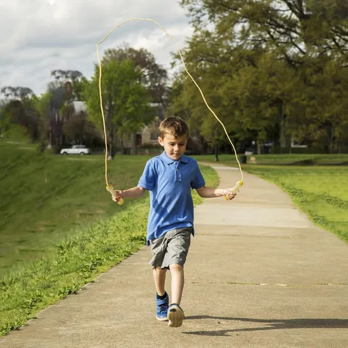 Vista 6 de Cuerda de saltar para niños, cuerda de saltar trenzada de algodón ajustable con mango de madera para niños pequeños, fitness, entrenamiento