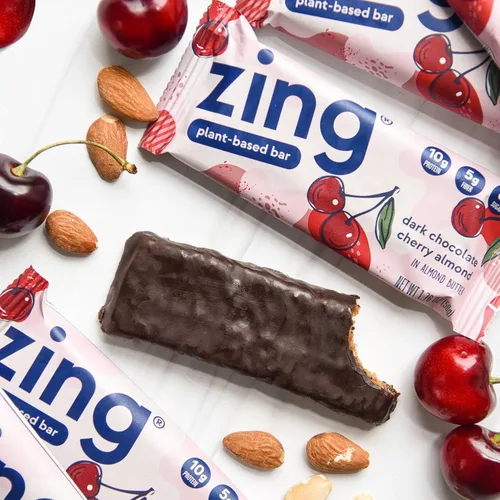 Vista 3 de Zing Bars Barra de proteínas a base de plantas, chocolate oscuro, almendra cereza, 12 unidades Cerezas Montmorency 0.39oz de proteína y 0.32oz