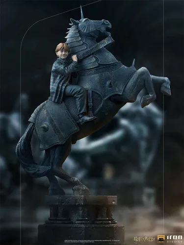 Vista 2 de Iron Studios - Harry Potter - Escala de arte de lujo 1/10 - Ron Weasley en la estatua de ajedrez del mago
