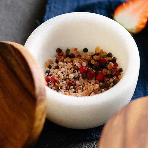 Vista 5 de jalz jalz Tapa de madera con base de mármol blanco, sal con cuchara, caja de sal de madera grande, condimentos de especias, tapa de acacia natural