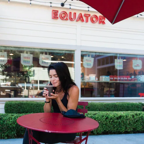 Vista 5 de Equator Coffees, café de grano entero descafeinado Equator Blend, tostado medio oscuro, notas de sabor a nuez moscada de chocolate suave, proceso