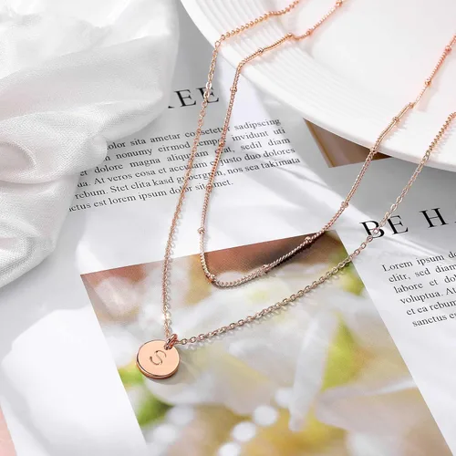 Vista 8 de IEFWELL - Collares con inicial para mujer, oro blanco y oro rosa, grabado de doble cara, dije de moneda martillada, collares escalonados