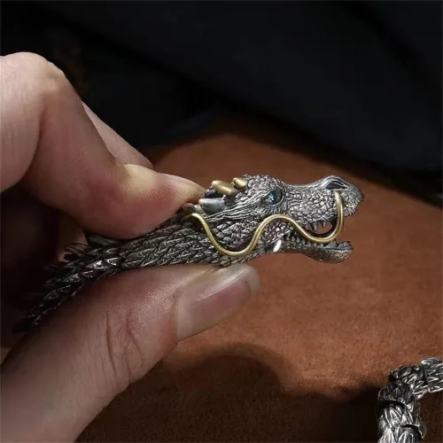 Vista 3 de MONKPEAR Pulsera de cadena de dragón hecha a mano de plata Pulsera de dragón 3D de plata retro dominante hecha a mano, regalos creativos de joyería