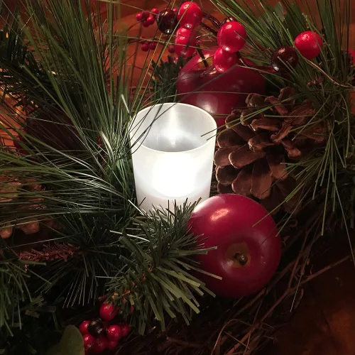 Vista 3 de LumaBase 81806 - Luces LED a pilas en soportes votivos esmerilados, color blanco, juego de 6