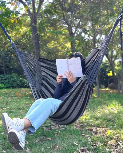 Vista 3 de Halalona Silla Hamaca Colgante Silla Hamaca Colgante Columpio de Cuerda 2 Cojines Incluidos - Hamaca Columpio Resistente y Duradera de Algodón Suave