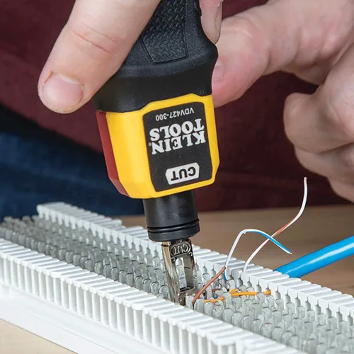 Vista 7 de Klein Tools VDV427-300 Herramienta de perforación de impacto con hoja 66/110, conexiones de cable CAT confiables, fuerza ajustable, incluye púa