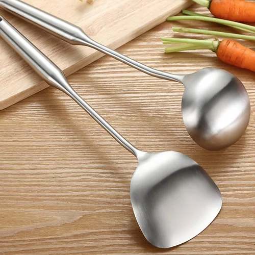 Vista 5 de Juego de utensilios de cocina de acero inoxidable 304 de 4 piezas con asas extralargas, espátula, cucharón, cuchara ranurada, espátula ranurada