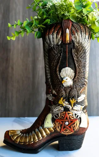 Vista 6 de Ebros Gift Águila calva rústica del oeste del oeste con alas abiertas que agarran pistolas revólveres cruzadas y estrella pentagrama, botas vaqueras