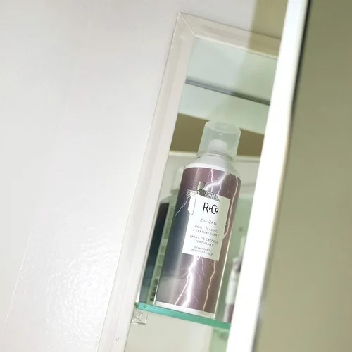 Vista 7 de R+Co ZIG ZAG Root Teasing + Texture Spray – Volumizing Root Lift Spray, Adds Texture & Hold, All Hair Types