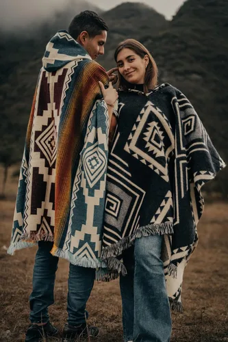 Vista 5 de Alpaca ponchos for men and women, handmade with the best alpaca wool material by Ecuadorian artisans.