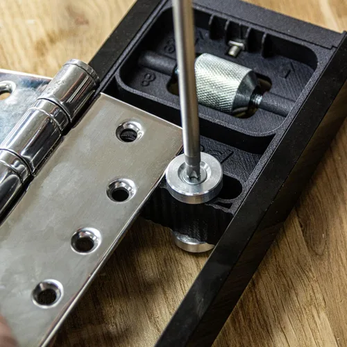 Vista 7 de Kit de Instalación de Puerta Trend, Incluye Plantilla Ajustable AnyDoor Jig (2'6"–9'), Elevador Operado con el Pie, Soporte y Broca de Router