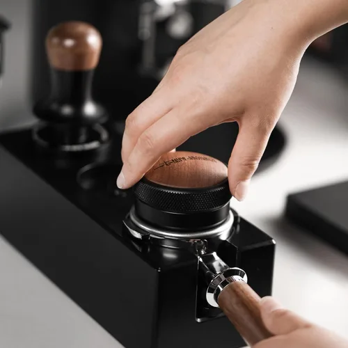 Vista 2 de MHW-3BOMBER Distribuidor de café expreso 51mm, herramienta de distribución de espresso con tapa de madera, nivelador de café de altura ajustable