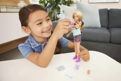 Vista 2 de Set de Barbie Skipper Babysitters Inc con muñeca rubia en camiseta 'Girl Power', muñeca bebé y 4 accesorios