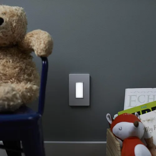 Vista 2 de Legrand Radiant NTLFULLWPW - Toma de luz nocturna LED totalmente ajustable y placa de pared sin tornillos, para pasillos y escaleras, rejilla