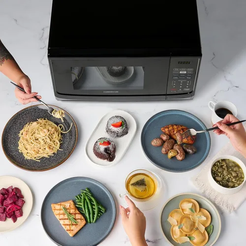 Vista 6 de Farberware Horno microondas de encimera de 0.9 pies cúbicos, 900 vatios de potencia, configuración de cocción automática, descongelación, fácil Negro