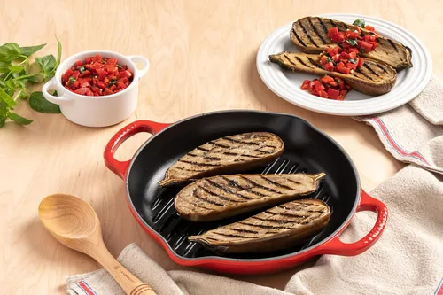 Vista 5 de Le Creuset Parrilla redonda profunda de hierro fundido esmaltado, 9.75 pulgadas, color cereza
