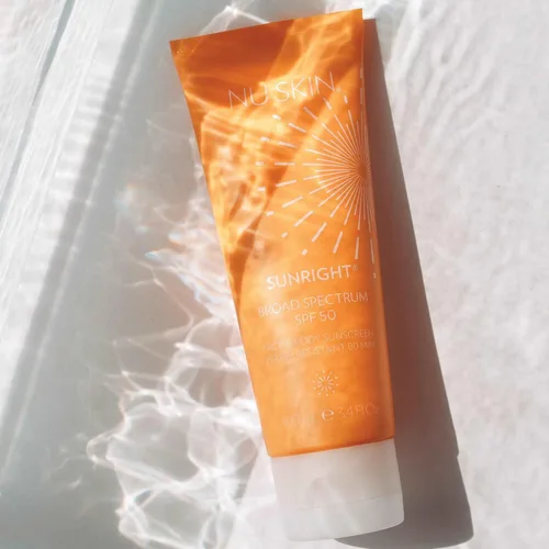 Vista 5 de Nu Skin Sunright® Protector solar facial y corporal SPF 50 Protección UVA/UVB de amplio espectro Fórmula no grasa y resistente al agua