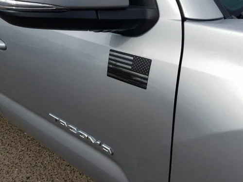 Vista 3 de EyeCatcher Calcomanía de emblema de la bandera de Estados Unidos, color negro, paquete de 2