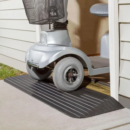 Vista 4 de Rampa de umbral de goma sólida Silver Spring de 3/4" de elevación, capacidad de 1,500 lb. para sillas de ruedas y scooters eléctricos de uso