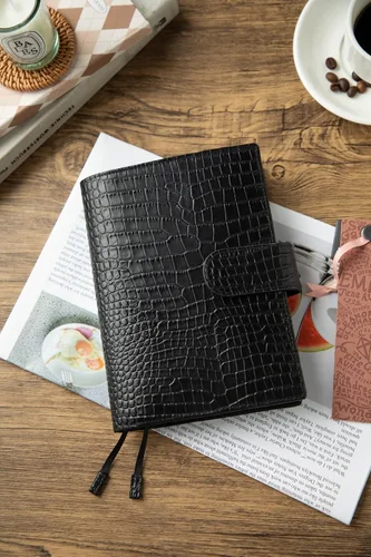 Vista 6 de Cubierta del planificador B6 con cremallera y bolsillo trasero grande, cuero con estampado de cocodrilo (negro)