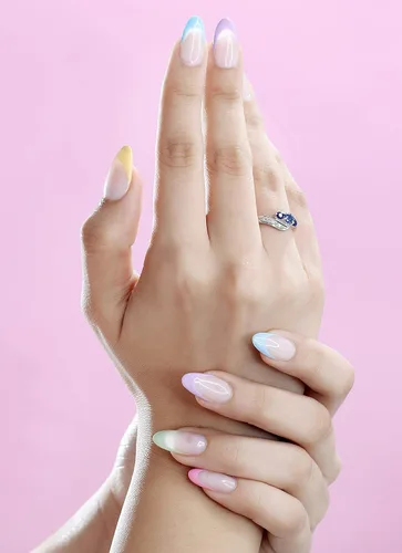 Vista 2 de Dazzlingrock Collection Anillo nupcial redondo de 3 piedras de compromiso con diamantes azules y diamantes blancos de 14 quilates, oro blanco