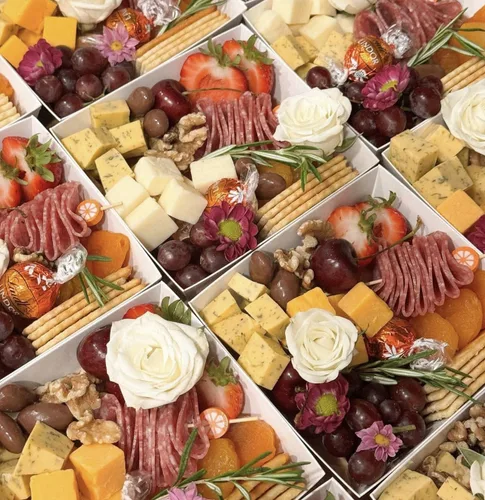 Vista 2 de RomanticBaking Paquete de 100 cajas de charcutería de 4 x 4 x 2.55 pulgadas con tapas transparentes, para panadería, galletas, fresas cubiertas